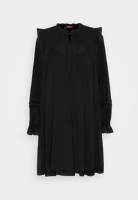Robe noire en tissu léger, avec un col haut, des manches volantes, un corsage plissé et des poignets élastiques avec des bandes d'accent.