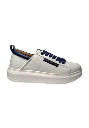 Baskets en cuir blanc avec une accent marine, semelle texturée, bout arrondi et lacets bleus. Présente une étiquette logo sur le côté et une languette.