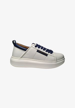 Sneaker bianco in pelle con accenti blu navy, suola testurizzata, punta rotonda e lacci blu. Presenta un'etichetta con logo sul lato e un'inserto per il tallone.
