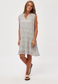 Lichtgewicht, mouwloos jurk met een V-hals, voorzien van een bloemenpatroon in blauw, roze en groen op een witte achtergrond. Vloeiende zoom.