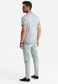 Ombre V-NECK WITH POCKET  - Jednoduché tričko - grey