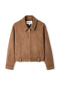 Veste en daim marron avec un col, des clous argentés le long du col et à l'avant, une fermeture éclair, un design court et des poches latérales.