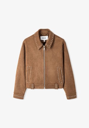 Bruine suede jack met een kraag, zilveren studs langs de kraag en voorkant, ritssluiting en een cropped ontwerp met zijzakken.