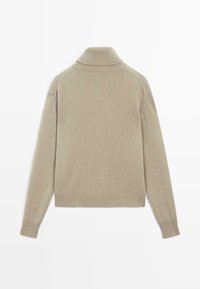 Maglione beige, realizzato in morbido materiale a maglia, con colletto alto, orlo a costine e maniche lunghe con vestibilità rilassata.