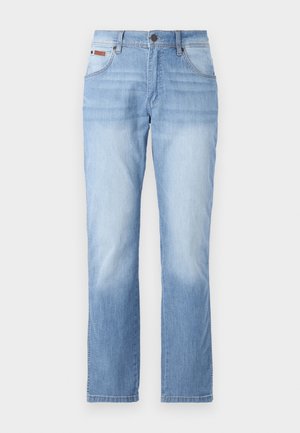 Heled sinise denimi sirge sääre disainiga teksad, millel on ees nupplukuga kinnitus, viis taskut ja kerge kulumisefekt.