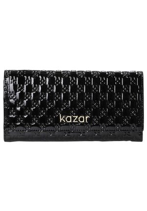 Zwarte lakleren portemonnee met geweven textuur, met een gouden "kazar" logotoets. Rechthoekige vorm met een strakke uitstraling.