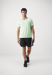 Nike Performance RISE - Camiseta deportiva - vapor green/silver
