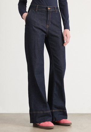 Mørkeblå denim vide bukser med høj talje, som har guldknap-hardware, kontrastsyninger og en cropped kant.