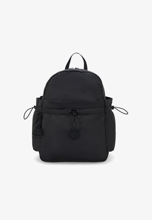Schwarzer Nylon-Rucksack mit abgerundetem oberen Ende, verstellbarem Kordelzugverschluss, Fronttasche und Logopatch. Gepolstertes Design mit zwei Seitentaschen.