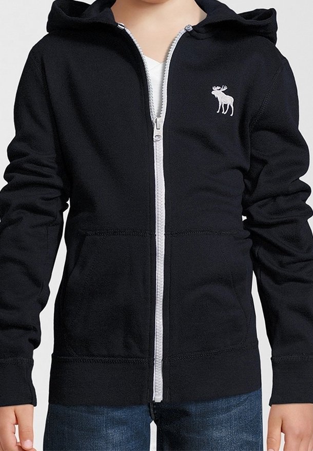 Zwarte zip-up hoodie van zachte stof, met een witte rits en een klein wit logo van een eland op de linkerborst. Met capuchon.