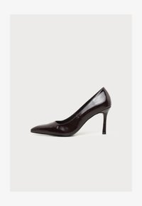 Επιλέχθηκε, dark brown