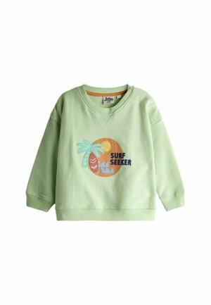 Hellgrüner Kinderpullover mit Stickerei eines Palmenbaums, Sonne, Wellen und dem Schriftzug "Surf Seeker" auf der Vorderseite.