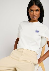 Lee RELAXED CREW  - T-shirt con stampa - ecru