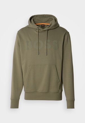 Olivgrüner Hoodie mit einem großen "BOSS"-Logo in einem etwas dunkleren Farbton. Verfügt über eine große Kängurutasche und eine verstellbare Kapuze mit Zugband.