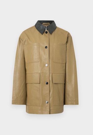 Helles Lederjacke mit schwarzem Lederkragen, ausgestattet mit vier Fronttaschen, Druckknöpfen und einem strukturierten Design. Glatte Textur und maßgeschneiderte Passform.