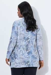 Maglione a maniche lunghe di colore azzurro chiaro con motivo a felce, caratterizzato da un orlo a coste e fessure laterali, che garantiscono una vestibilità comoda e una texture morbida.