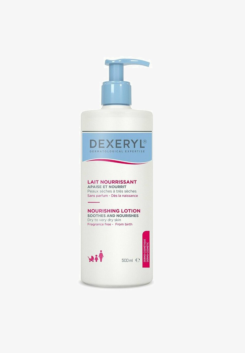 Weiße Plastikflasche mit einem blauen Pumpdeckel. Das Etikett weist auf "Dexeryl Nourishing Lotion" hin, 500 ml, für trockene Haut, duftstofffrei, dermatologische Expertise.