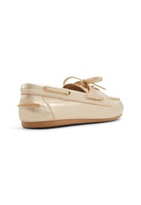 Beige nahkaboot-kengät, joissa on pyöreä kärki, nauhakiinnitys sekä teksturoitu pohja. Pohja on valmistettu kumista, mikä takaa hyvän pidon ja kestävyys.