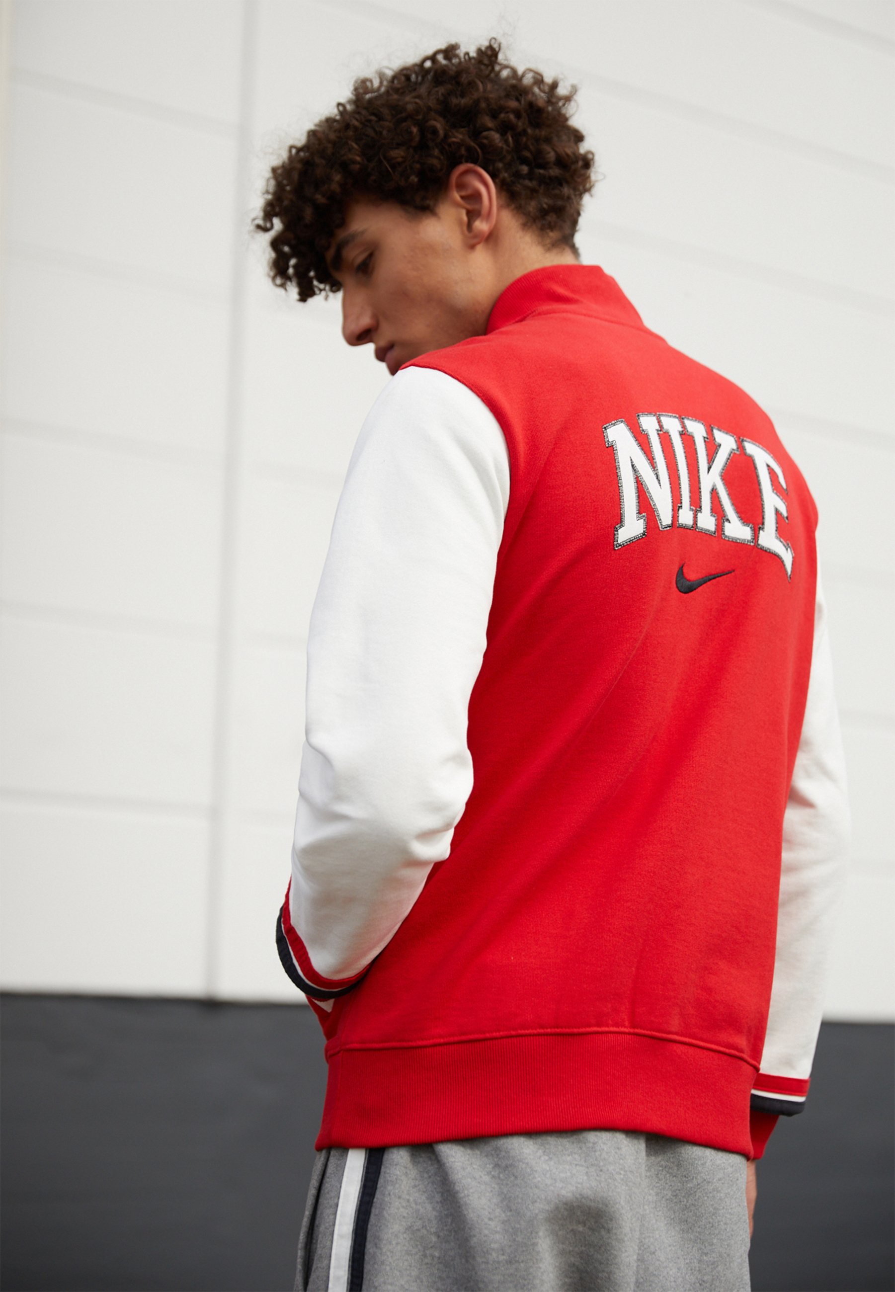 Nike Sportswear RETRO VARSITY - Zip-up sweatshirt - university red/red -  Zalando.co.uk