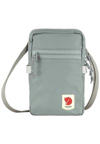 Borsa a tracolla in tessuto grigio con forma rettangolare, zip superiore, tasca anteriore con zip e una patch con il logo che raffigura una volpe rossa.
