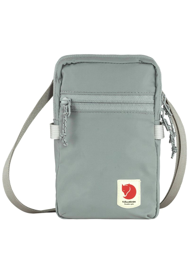 Borsa a tracolla in tessuto grigio con forma rettangolare, zip superiore, tasca anteriore con zip e una patch con il logo che raffigura una volpe rossa.