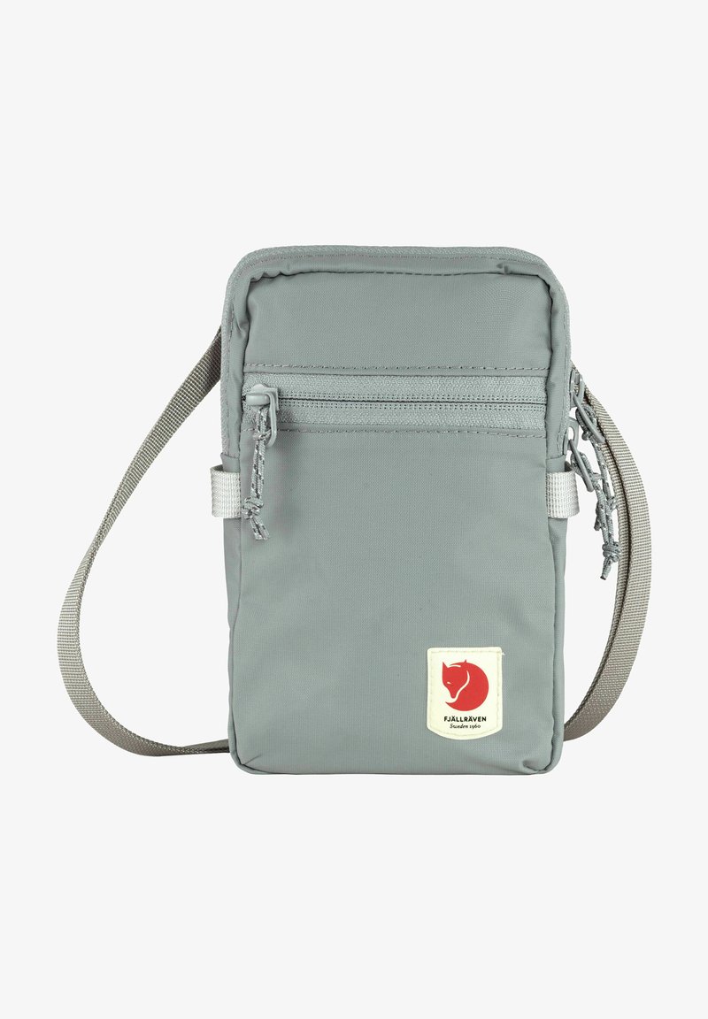Borsa a tracolla in tessuto grigio con forma rettangolare, zip superiore, tasca anteriore con zip e una patch con il logo che raffigura una volpe rossa.
