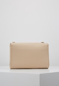 Borsa a tracolla beige in materiale sintetico texturizzato; forma rettangolare con dettagli in metallo color oro e bordi cuciti.