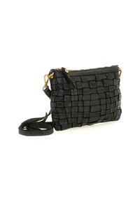 Clutch bag in pelle intrecciata nera con chiusura a zip, hardware dorato e tracolla staccabile per opzioni di trasporto versatili.