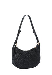 Sac à épaule en cuir noir avec motif de logo embossé, forme courbée, bandoulière ajustable et accents en métal doré. Fermeture éclair.