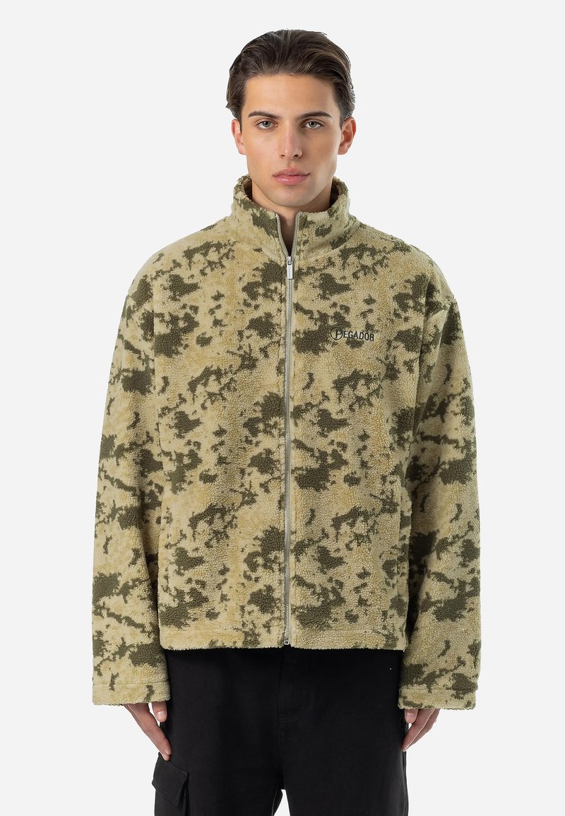 Kamuflage fleecejakke i grøn og beige, med høj krave, fuld lynlås og en blød, tekstureret overflade med logo detalje.