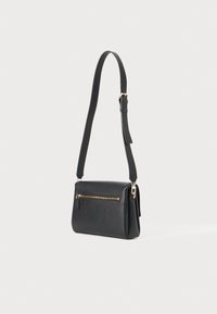 Svart läder crossbody-väska med rektangulär form, med en ficka med guldzipp och ett justerbart axelband. Texturerad yta.