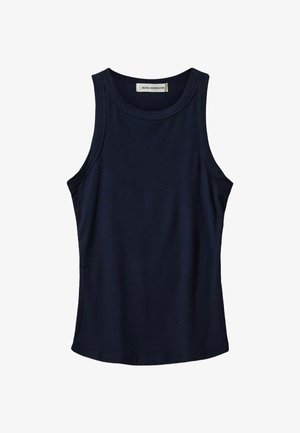 Temno modra rebrasta majica brez rokavov s krožnim izrezom in ravnim robom. Mehak material z diskretno teksturo, brez vidnih okrasnih elementov.