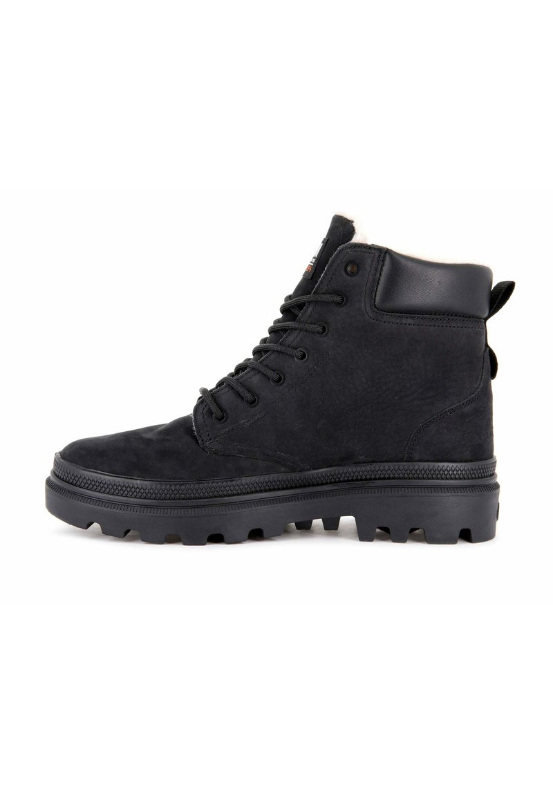 Stivale in suede nero a metà altezza con punta rotonda, suola in gomma, dettagli testurizzati e un morbido rivestimento interno. Presenta sei occhielli e una linguetta per agevolare la calzata.