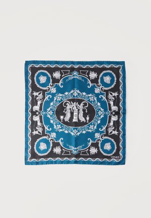 Foulard quadrato con sfondo blu e nero, caratterizzato da figure classiche, motivi floreali, urne e teste di Medusa, angolo firmato Versace.
