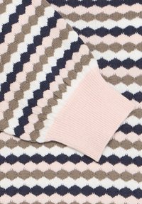 Adīts džemperis ar ģeometrisku rakstu rozā, baltas, tumši zilas un brūnas krāsās. Gaiši rozā ribota apdare piedurknēm. Mīksta tekstūra ar vieglu spīdumu.