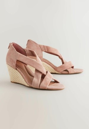 Torbice s klinom iz svetlo roza antilopa z uspravnimi naramnicami, odprtim prstom in pletenim jutom obloženim peto. Zadrga zadaj za zapiranje.