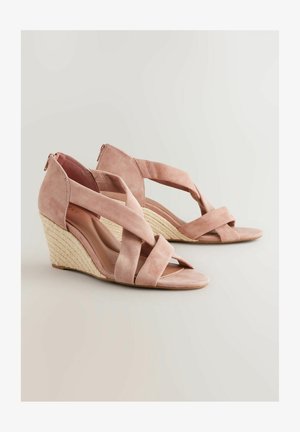 Torbice s klinom iz svetlo roza antilopa z uspravnimi naramnicami, odprtim prstom in pletenim jutom obloženim peto. Zadrga zadaj za zapiranje.