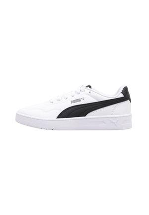 Baskets blanches avec une tige en cuir lisse, une bande latérale noire, un bout rond et une semelle en caoutchouc blanc texturé. Comprend un système de laçage.