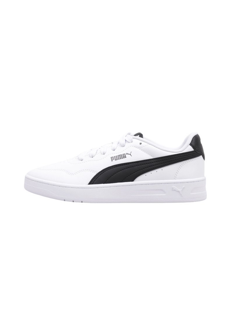 Zapatillas blancas con una parte superior de cuero liso, franjas laterales negras, puntera redonda y suela de goma blanca texturizada. Cuenta con cierre de cordones.