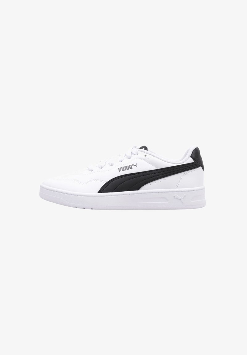 Zapatillas blancas con una parte superior de cuero liso, franjas laterales negras, puntera redonda y suela de goma blanca texturizada. Cuenta con cierre de cordones.