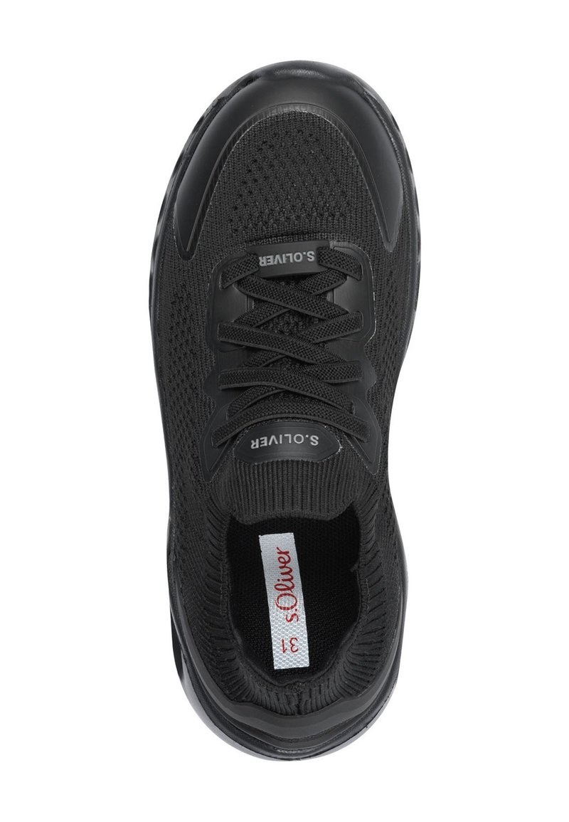 Baskets de sport noires avec une tige en maille, bout rond et lacets noirs. Logo visible sur la languette ; l'étiquette intérieure indique la taille et la marque.
