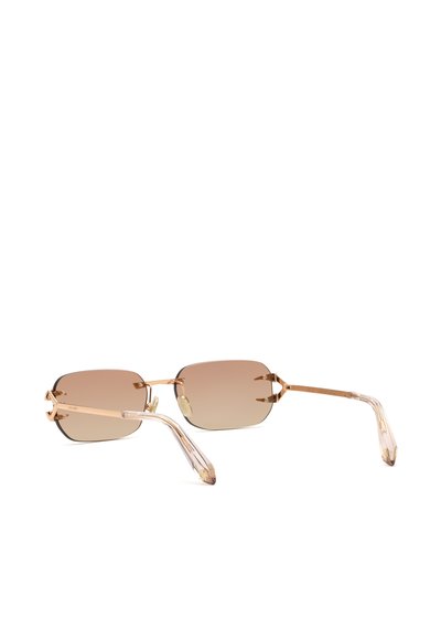 Lunettes de soleil rectangulaires teintées marron avec fines montures en métal doré et branches en plastique transparent sur fond blanc.