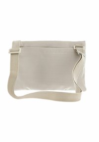 Sac en tissu gris clair avec une surface texturée, doté d'une sangle réglable et d'un design simple et minimaliste.