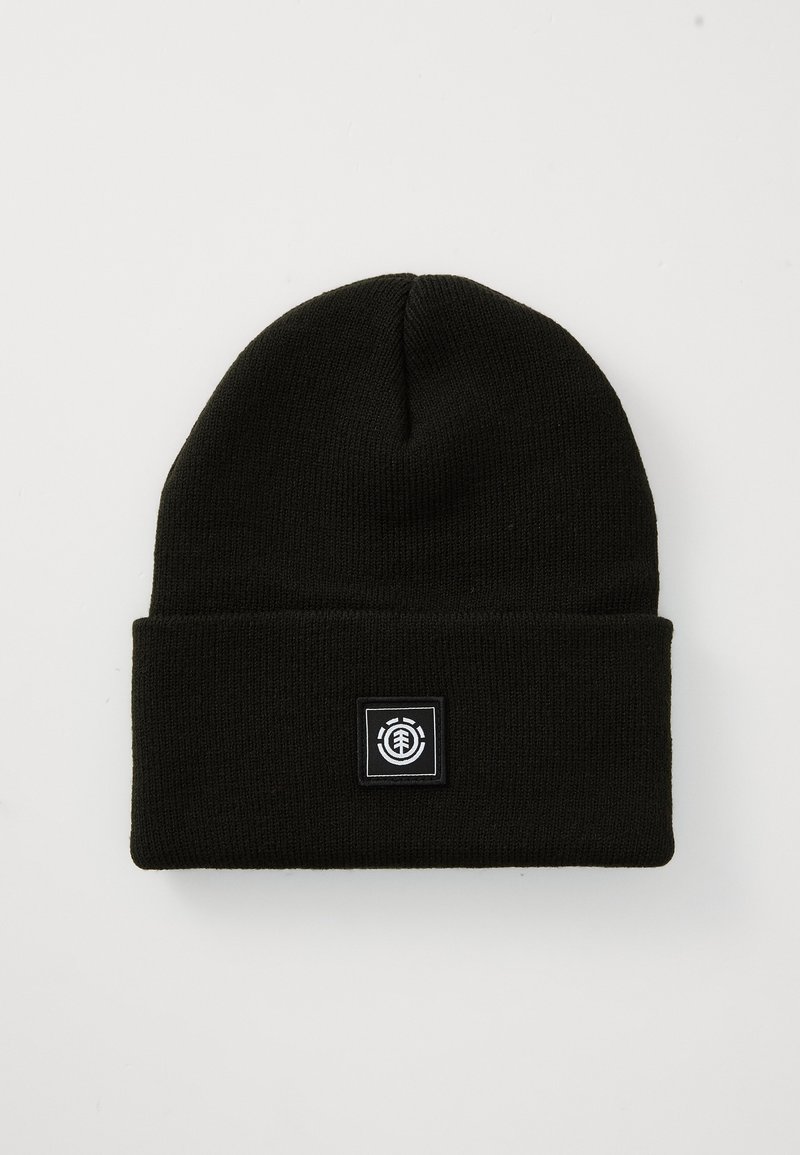 Berretto di maglia nero con risvolto, caratterizzato da una patch logo rettangolare in bianco e nero, realizzato in un morbido tessuto texturizzato.