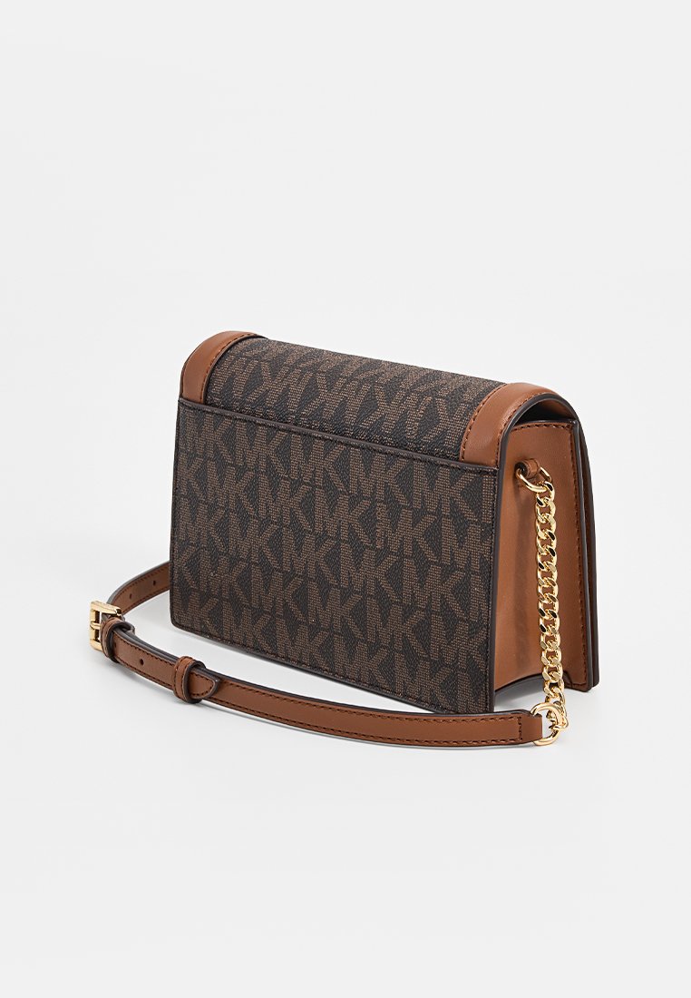 Braune gemusterte Stoffhandtasche mit braunen Lederakzenten und einem goldenen Kettenriemen. Rechteckige Form, Reißverschlussverschluss und Logodesign.