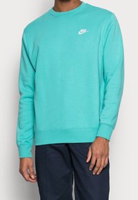 Tyrkis sweatshirts i bomullsblandning, med rund halsringning och ribbade manschetter. Nike-logga i vitt på vänster bröst.