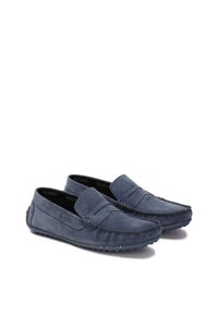 Tumed sametist loaferid õmblemise detailidega, kummist talla ja madala kandega. Neil on mokassiini stiilis ülemine osa ja diskreetne bränding sisetallis.