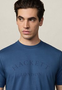 Hackett London Triko s potiskem - dark denim blue
