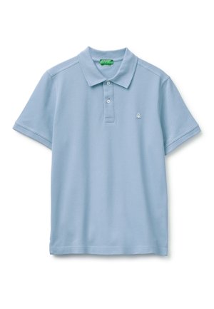 Polo bleu clair à manches courtes avec col, deux boutons blancs et petit logo brodé sur la poitrine gauche.