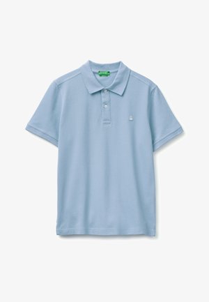 Polo de manga corta azul claro con cuello, dos botones blancos y pequeño logotipo bordado en el pecho izquierdo.
